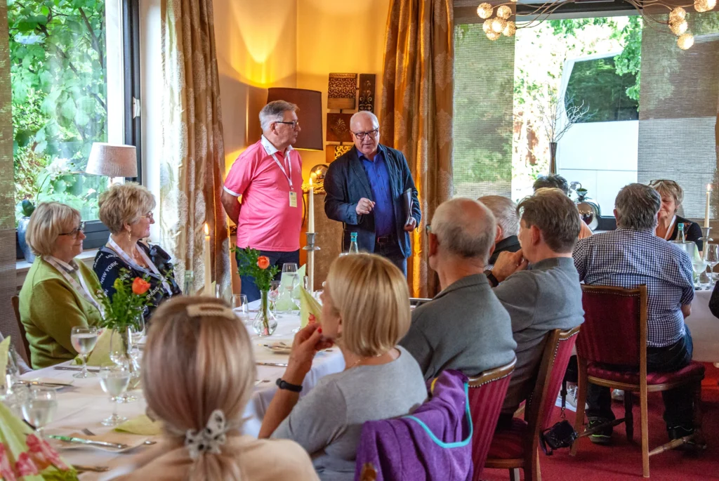 Zdjęcie przedstawiającee siedzącą grupę podczas uroczystości